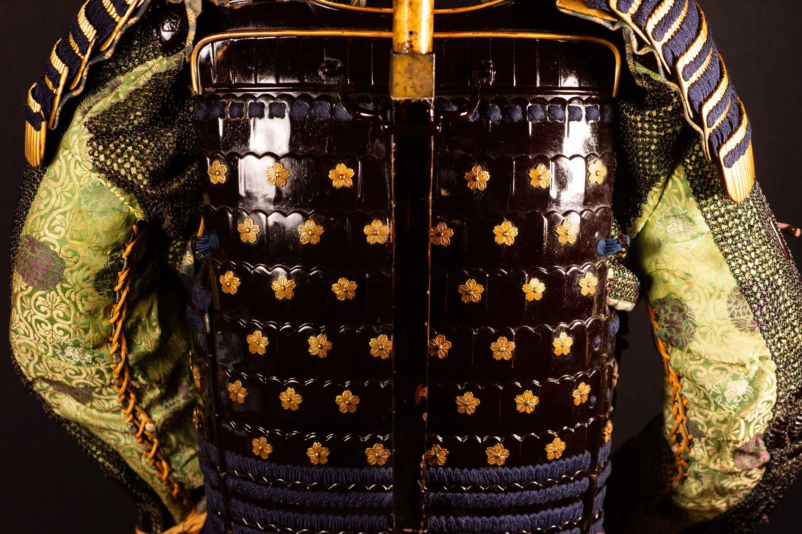 Samurai Armor (Gusoku) with Crescent-Moon Maedate and Tokugawa Mon - Edo Period — 27 of 32