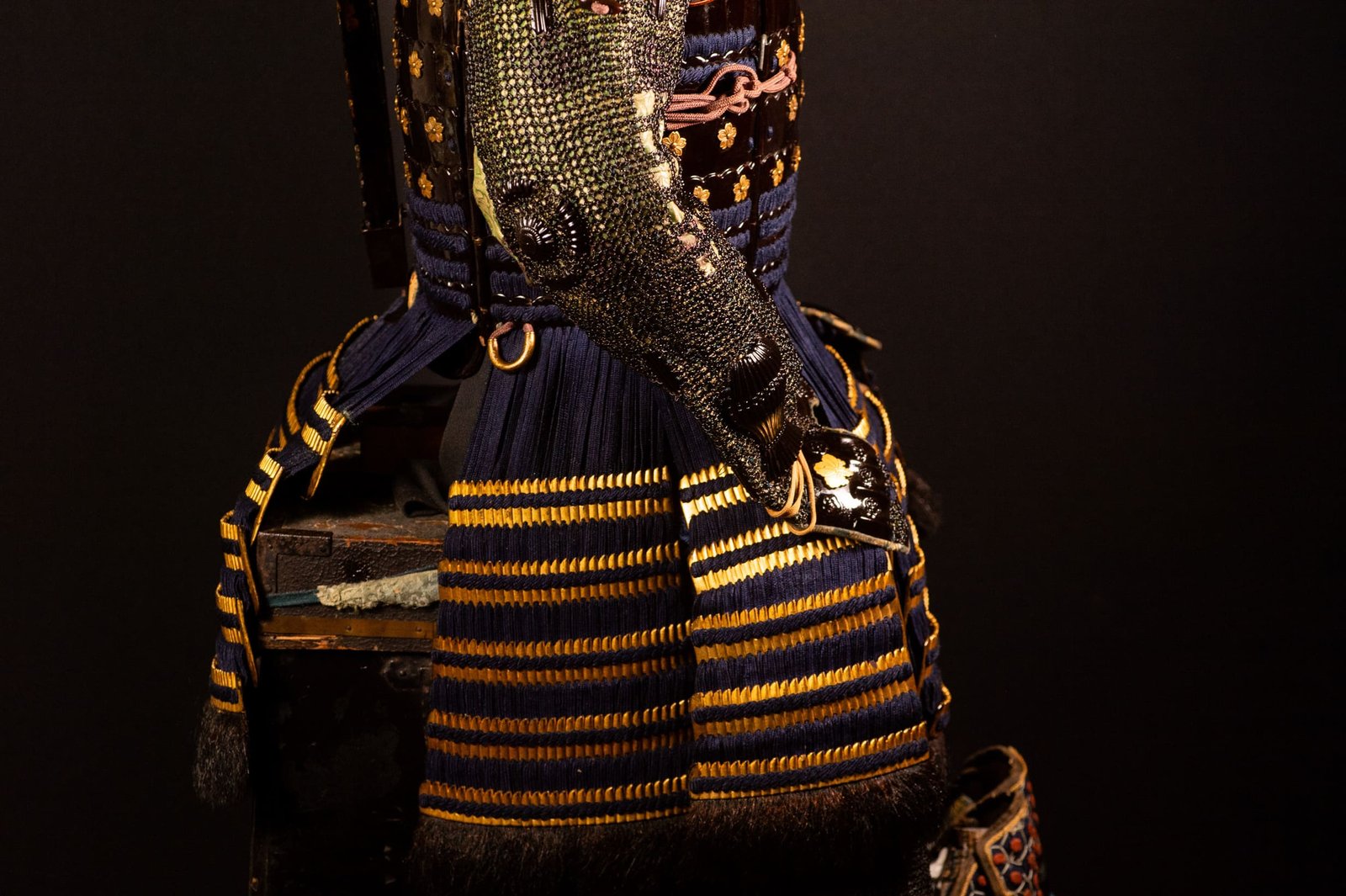 Samurai Armor (Gusoku) with Crescent-Moon Maedate and Tokugawa Mon - Edo Period — 32 of 32