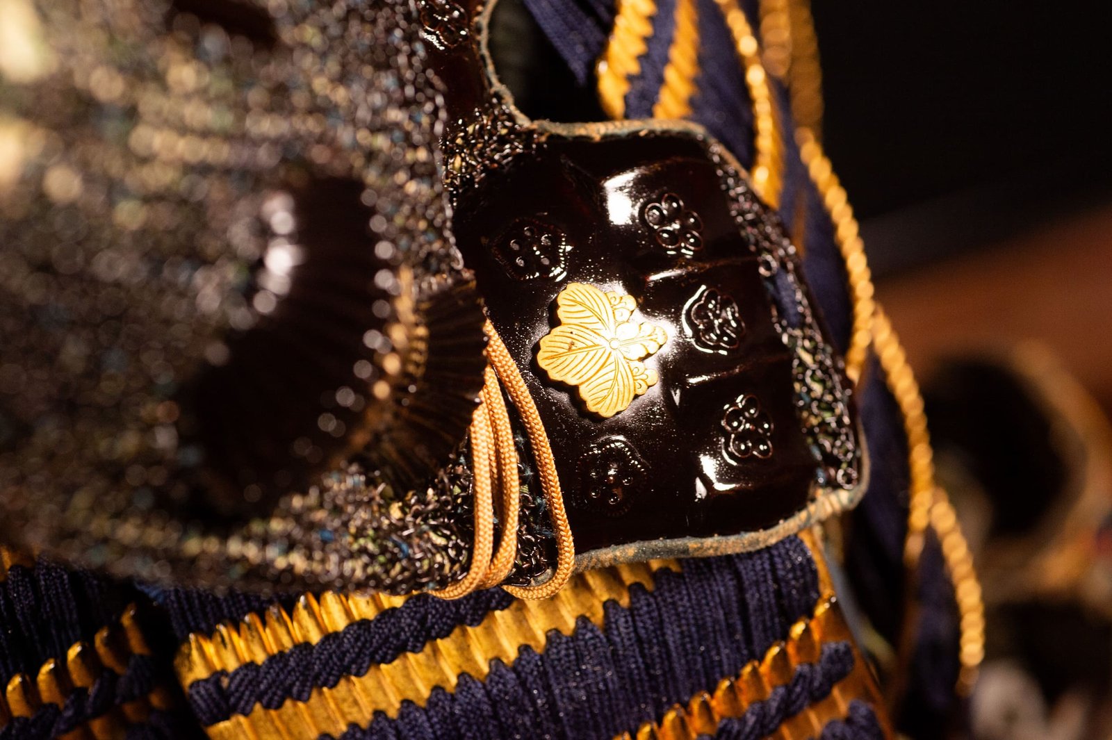 Samurai Armor (Gusoku) with Crescent-Moon Maedate and Tokugawa Mon - Edo Period — 4 of 32