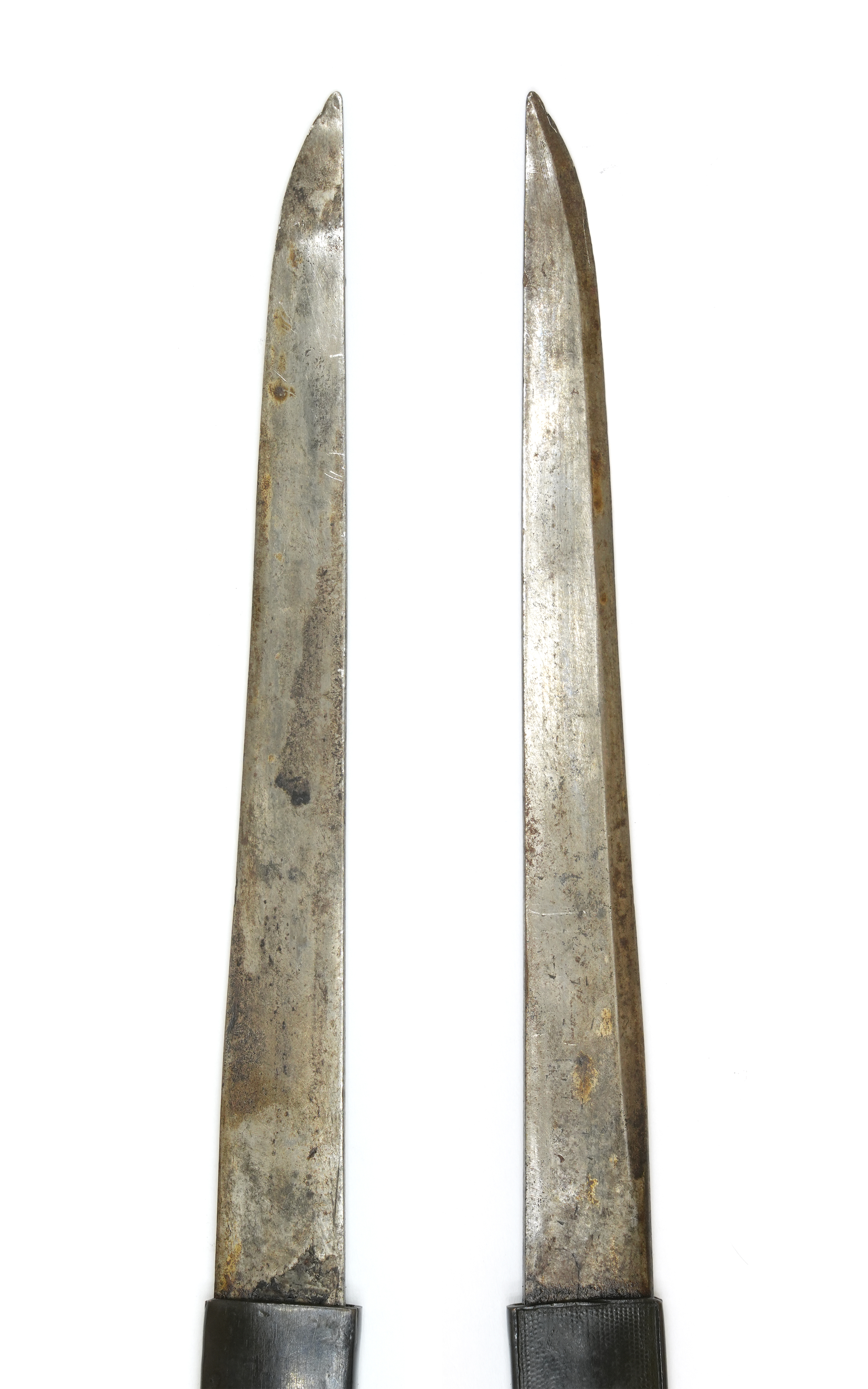 Kozuka with Left Mitsu-Tomoe Mon (with Kogata): Mumei (Ko-Kinko) — 4 of 7