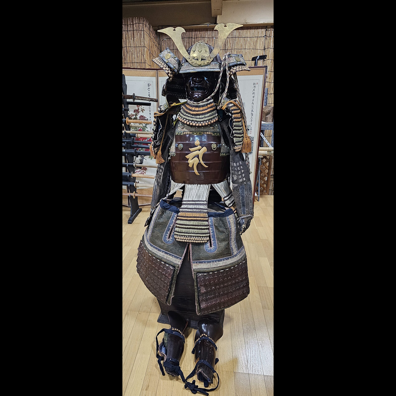07-095 Iroiro Odoshi Nimai-Do Gusoku Armor (Wakayama Castle Exhibition Item) — 1 of 11