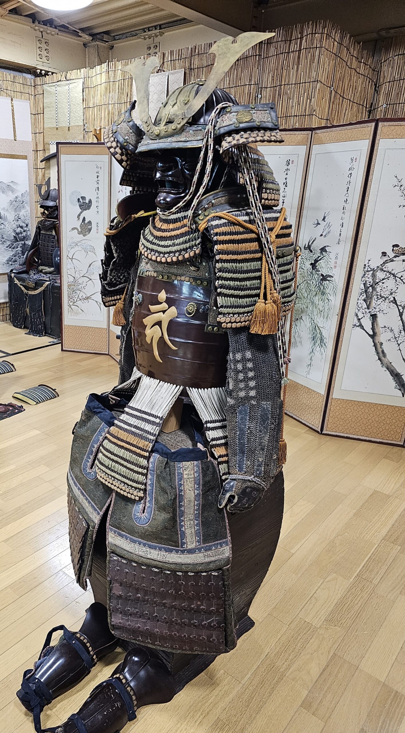 07-095 Iroiro Odoshi Nimai-Do Gusoku Armor (Wakayama Castle Exhibition Item) — 2 of 11