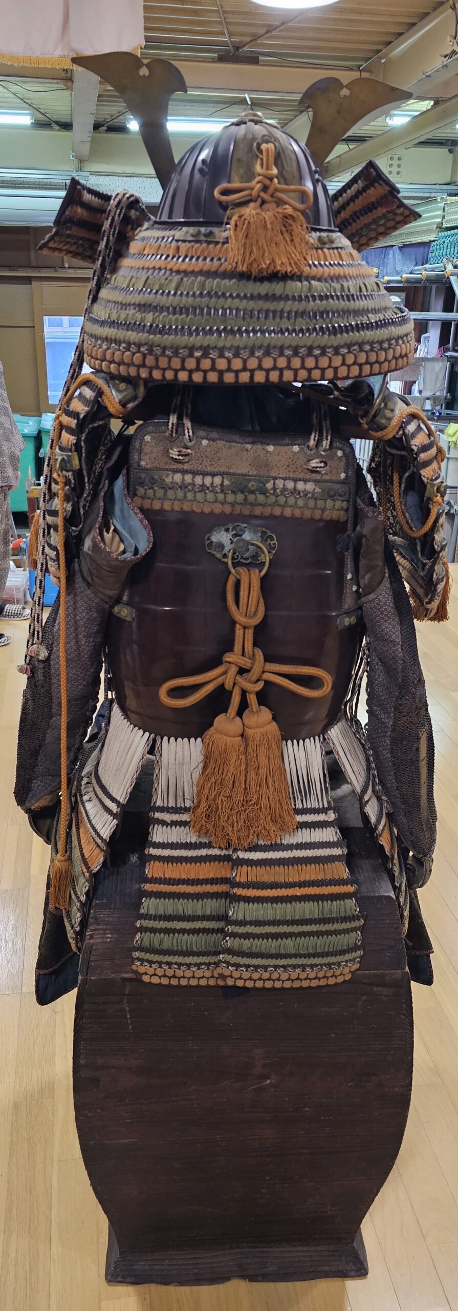 07-095 Iroiro Odoshi Nimai-Do Gusoku Armor (Wakayama Castle Exhibition Item) — 3 of 11