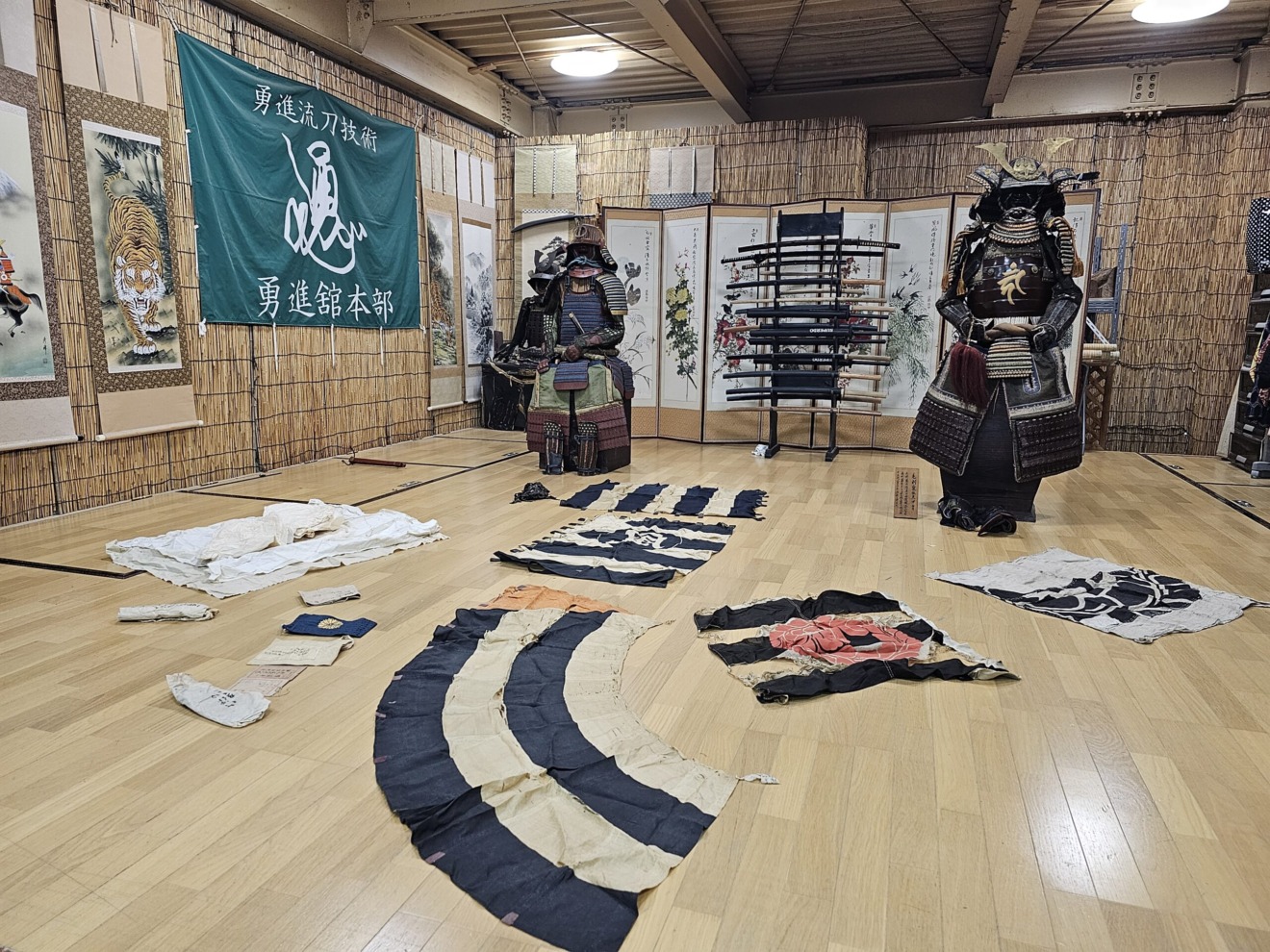 07-095 Iroiro Odoshi Nimai-Do Gusoku Armor (Wakayama Castle Exhibition Item) — 4 of 11