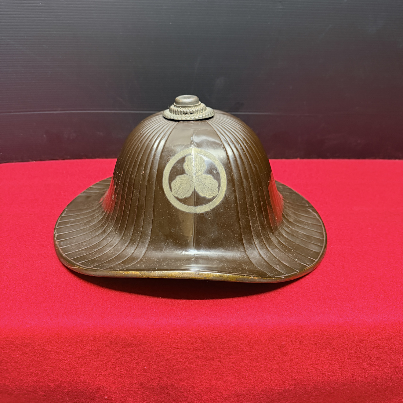 07-097 Edo Period Jingasa (Battle Hat) with Mitsugashiwa (Three Oak Leaves) Family Crest — 2 of 11