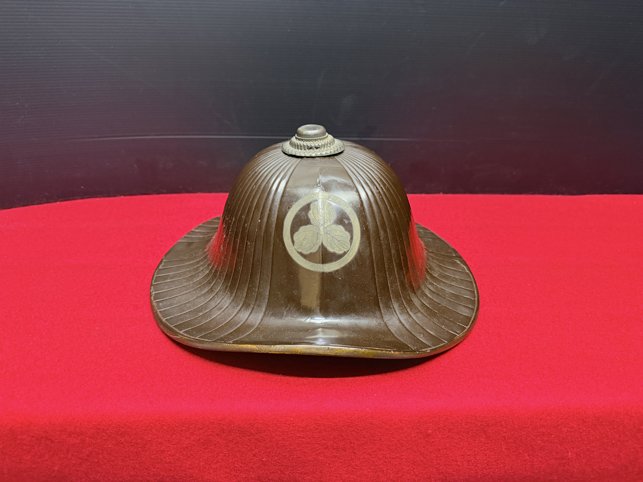 07-097 Edo Period Jingasa (Battle Hat) with Mitsugashiwa (Three Oak Leaves) Family Crest — 3 of 11