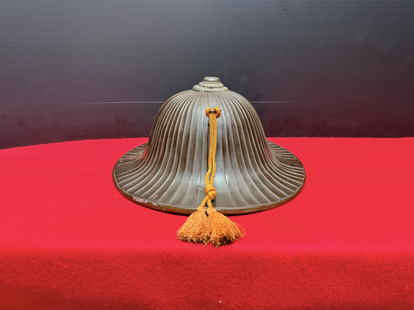 07-097 Edo Period Jingasa (Battle Hat) with Mitsugashiwa (Three Oak Leaves) Family Crest — 4 of 11
