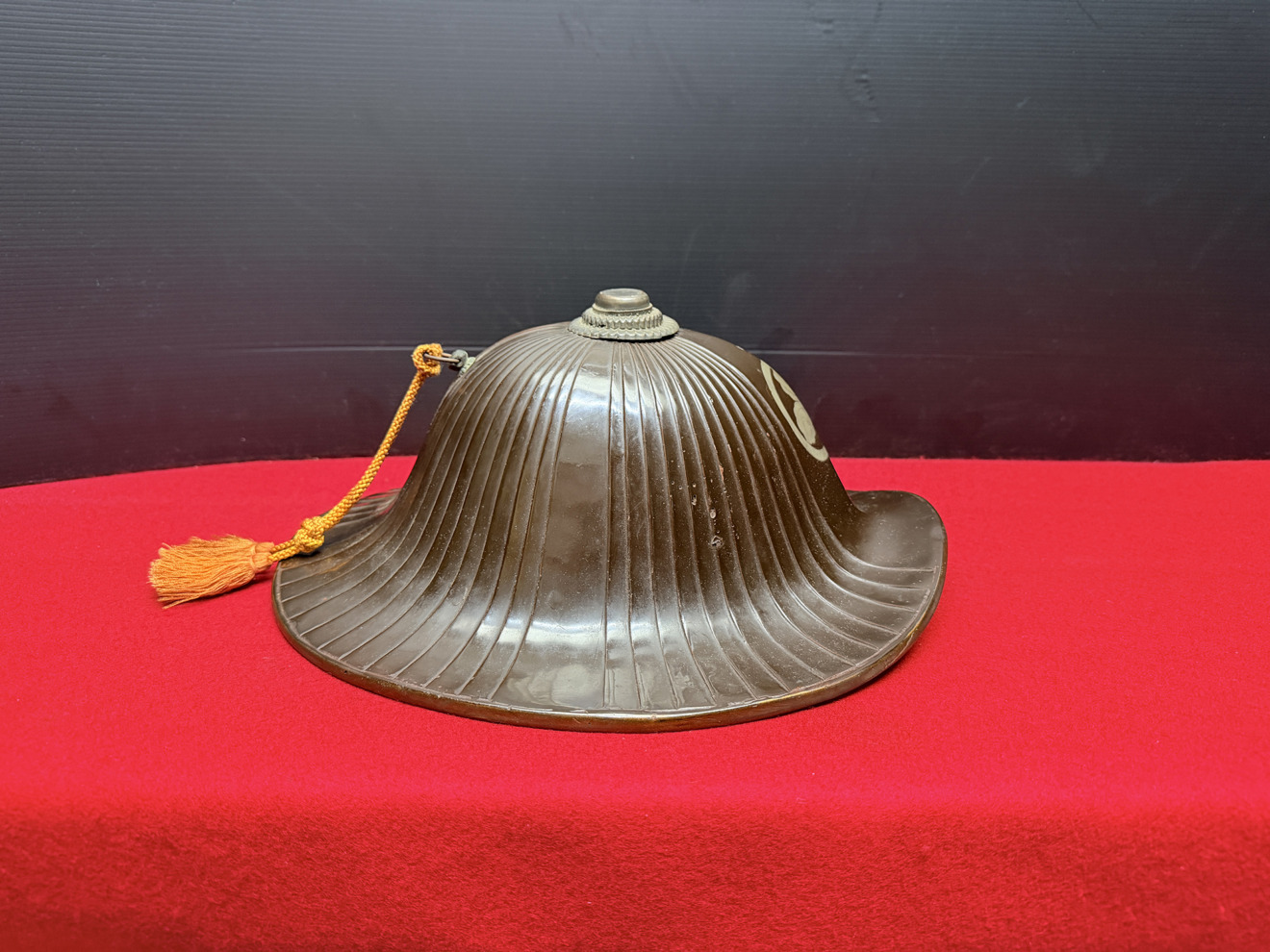07-097 Edo Period Jingasa (Battle Hat) with Mitsugashiwa (Three Oak Leaves) Family Crest — 5 of 11