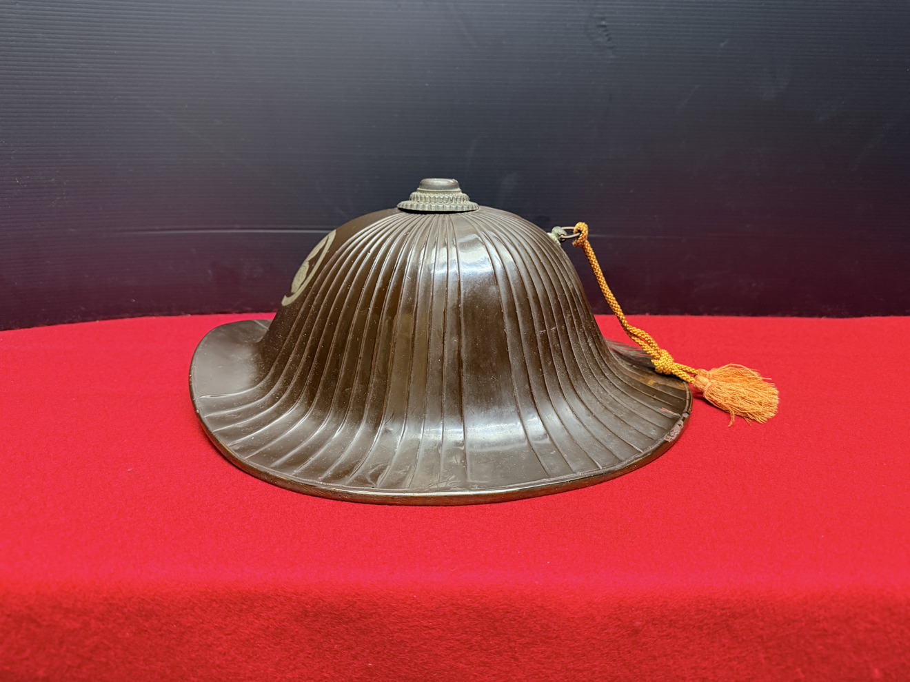07-097 Edo Period Jingasa (Battle Hat) with Mitsugashiwa (Three Oak Leaves) Family Crest — 6 of 11
