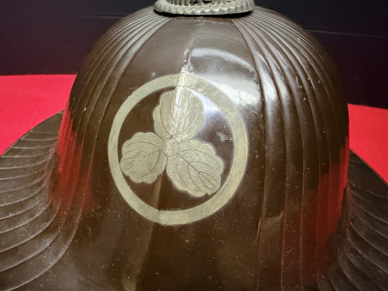 07-097 Edo Period Jingasa (Battle Hat) with Mitsugashiwa (Three Oak Leaves) Family Crest — 7 of 11