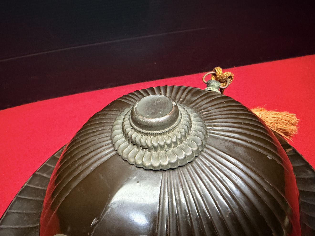 07-097 Edo Period Jingasa (Battle Hat) with Mitsugashiwa (Three Oak Leaves) Family Crest — 1 of 11