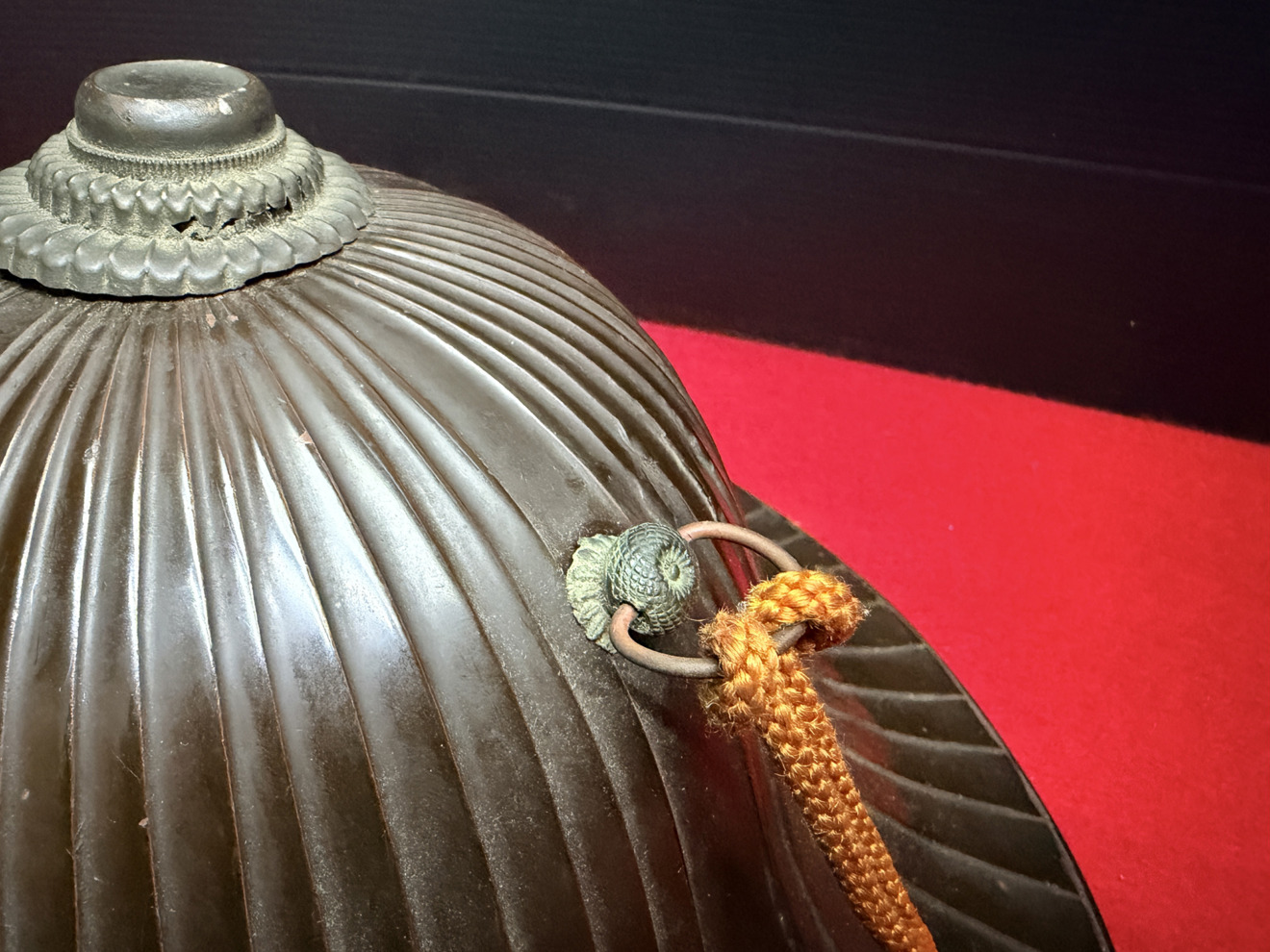 07-097 Edo Period Jingasa (Battle Hat) with Mitsugashiwa (Three Oak Leaves) Family Crest — 8 of 11