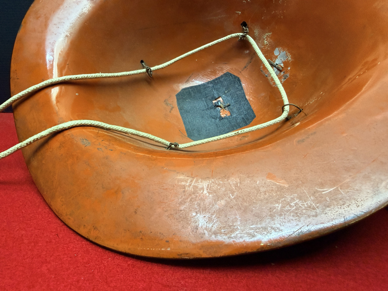 07-097 Edo Period Jingasa (Battle Hat) with Mitsugashiwa (Three Oak Leaves) Family Crest — 10 of 11